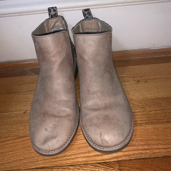 Cute booties with cheetah heel - Picture 2 of 4